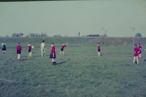 Hier een oude foto uit de begintijd van de korfbal